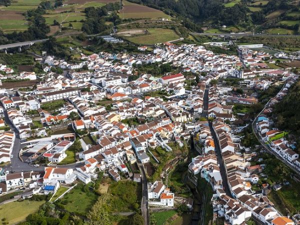 1754066889cmlagoa_LAGOA_CONSTRUCAO_DE_18_FOGOS_HABITACIONAIS_NA_VILA_DE_AGUA_DE_PAU.jpg